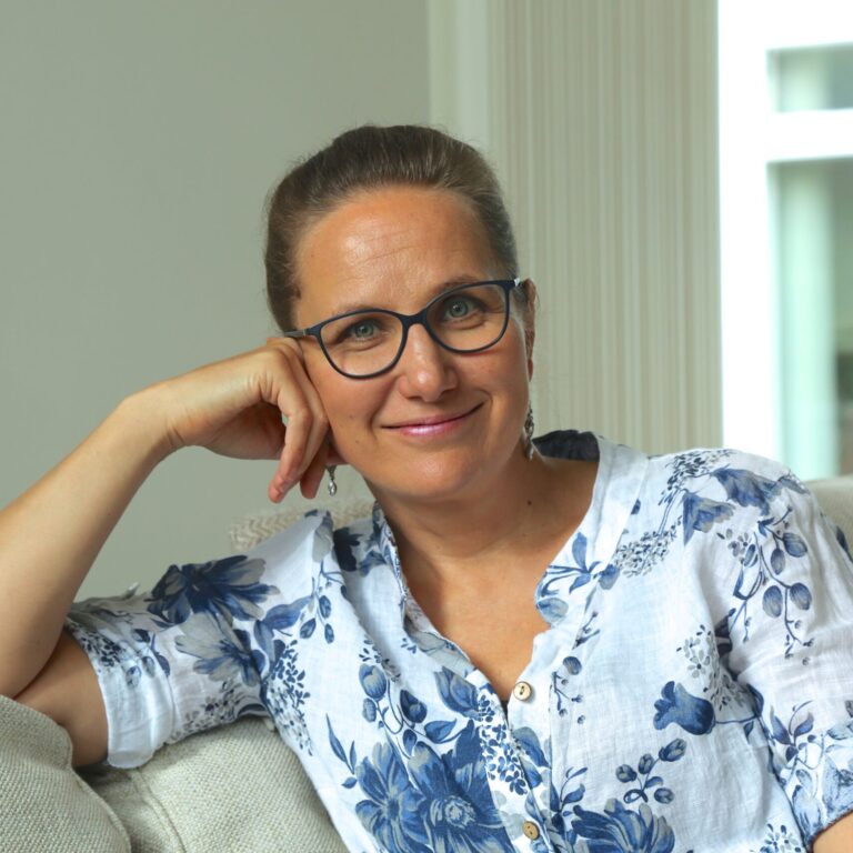 pitkäkestoisen kivun kanssa elämisestä ja mindfulnessista kirjoittava Maria Saarelainen